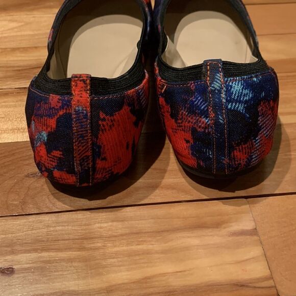 BCBGENERATION print fabric flats. Elastic edge. Nonslip forefoot sole Size 6 1/2 - Picture 3 of 6